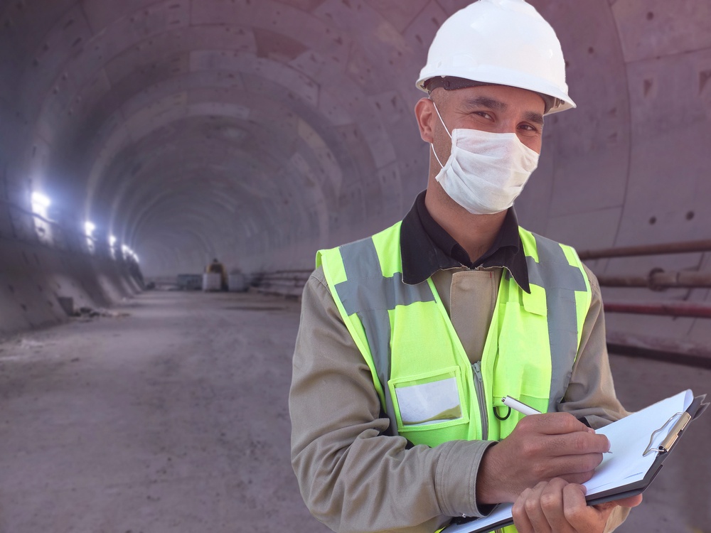 Construction,Worker,Dressed,In,Medical,Mask,,Uniform,And,White,Hardhat intéressé(e) par nos formations ?