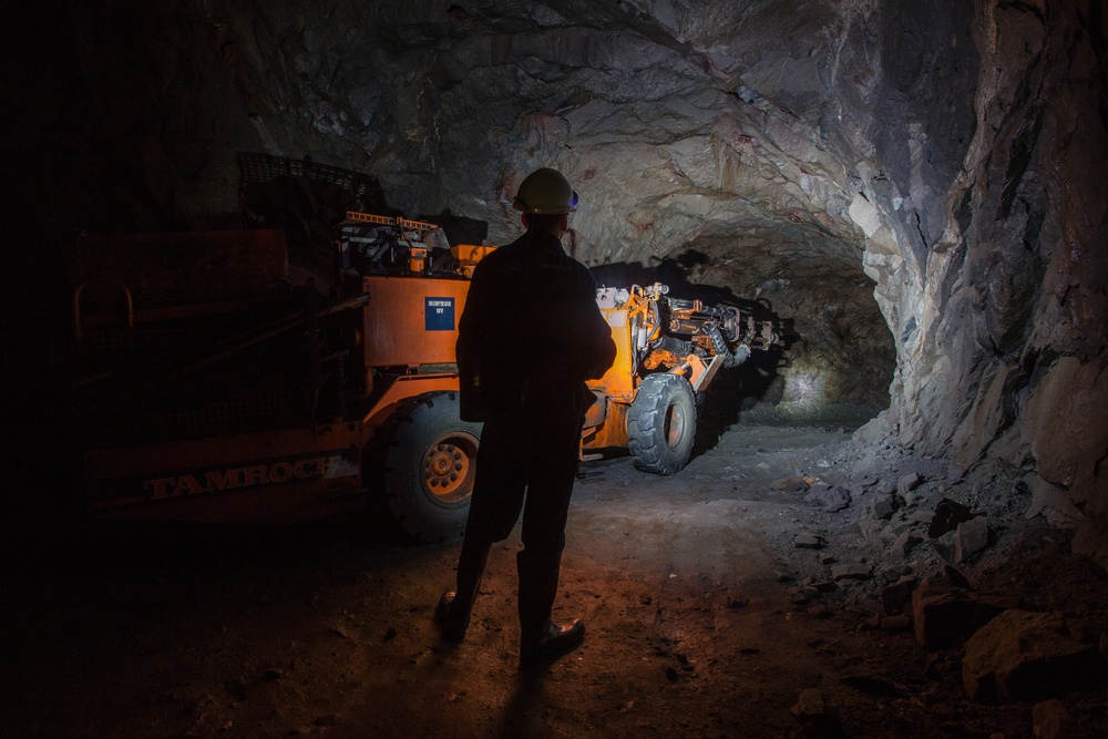 Man,Miner,Near,Undergroung,Tamrock,Minimatic,Jumbo,Drilling,Rig,Machine percement de tunnel