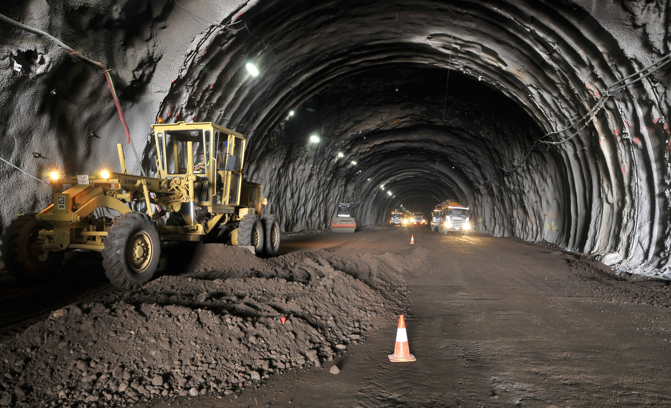Tenerife,,Canary,Islands,-,October,19,,2010:,Excavator,Working,Inside engin dans tunnel